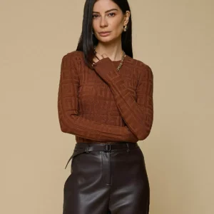 Blusa retilínea com gola careca e textura geométrica Alpelo