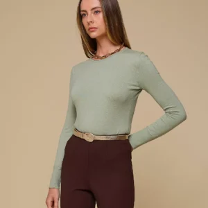 Blusa retilínea gola careca e botões em strass Alpelo